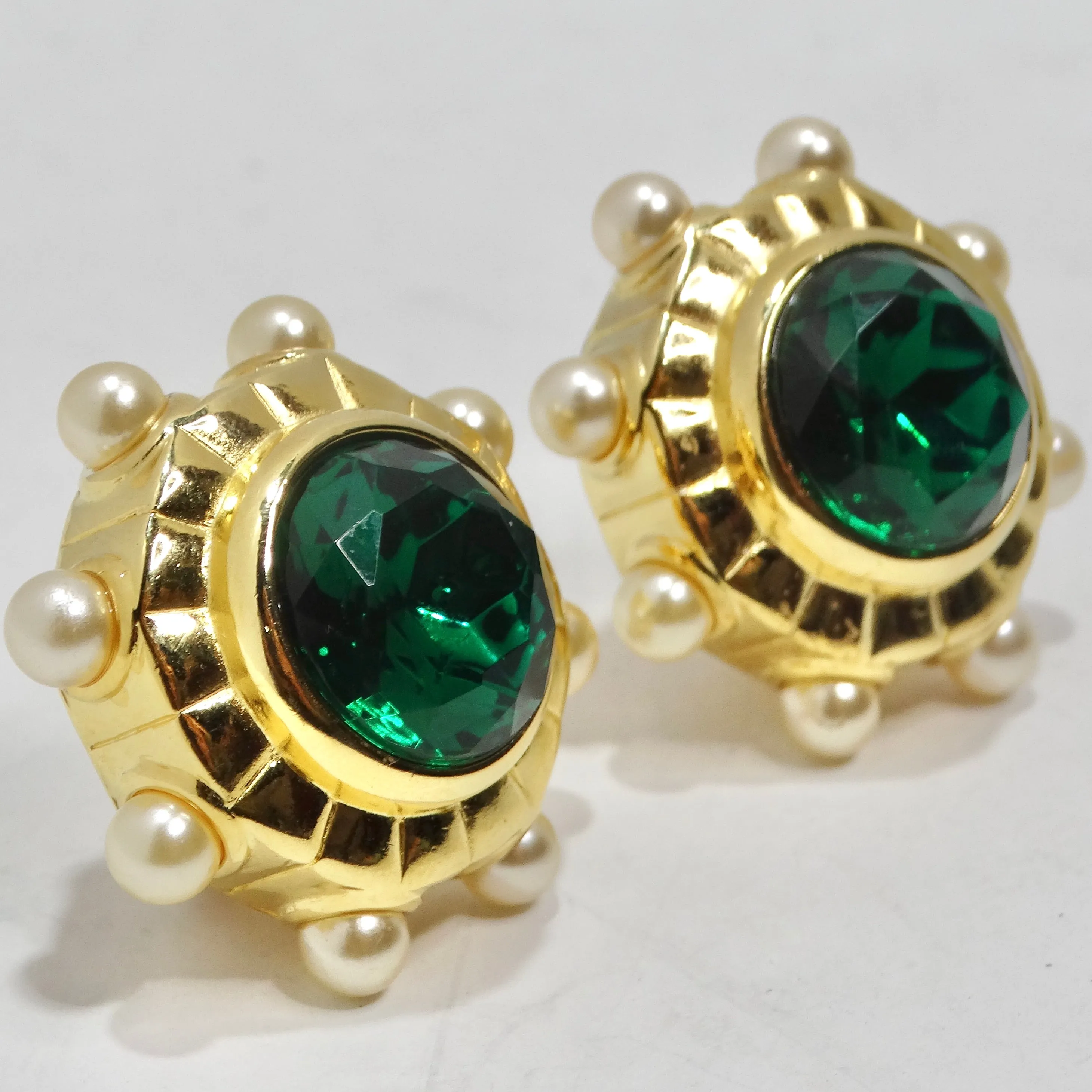 Sandra Miller Burrows 1980s Gold Tone Green Gem Pearl Clip On Earrings